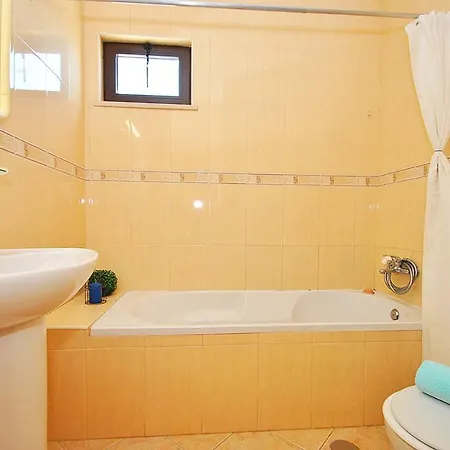 Isis Villa